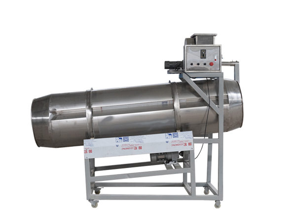 双滚筒调味生产线产品优势介绍  本生产线专为膨化食品、坚果、油炸零食等物料的均匀调味设计，整体采用不锈钢材质，抗腐蚀性强，符合食品卫生标准。设备配备输送机自动提升物料，节省人工；调味料采用螺杆定量喂料配合撒料机构，保证调味均匀。滚筒采用一次压制成型工艺，无死角设计，避免物料残留；进口喷油头油量可调，喷洒均匀。双筒结构使物料、调味粉、油脂充分混合，风味一致性更佳。整机装机功率仅4.6kW，实耗3kW，节能显著，产能覆盖100-500kg/h，适配多种生产线规模。设备性能稳定、操作简便，是提升产品口味品质的理想配套装备。